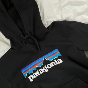 Svart Patagonia Hoodie använd 2ggr, jättebra skick. Nypris cirka 1000kr. Säljs då den är för liten, Storlek XS/S. 