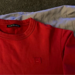 Acne studios  - Röd acne sweatshirt i stolek xs. Passar mig som har xs-s, den är oversized. Köparen står för frakten. Inga bud under 500 tack 💖