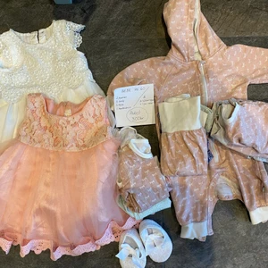 Storlek 60 flicka märke BEBE - 2 st pyjamas, 2 st bodys, 2 st byxor, 1 st hoodiedress, 2 st klänningar, 1 par skor