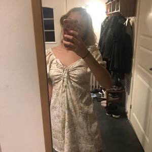 Blommig klänning - Fin blommig klänning, använd en gång, storlek S!