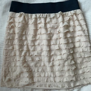 Söt volangkjol  - JÄTTE(🥺)söt volangkjol. Märket och även storlek är okänt då det inte finns en tag. Men jag har normalt XS-S. Detta skulle jag säga är en XS då den är lite för kort för mig. I fint skick, dock en liten fläck på en volang (skriv för bild, tror dock det går bort i tvätten). 