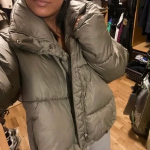 Dunjacka - Säljer denna fina oversize dunjackan. Jätte fin verkligen, är som ny 💞 silvrig/brun/grön färg som är lite åt metallhållet.  (Lånad bild från tidigare säljare)