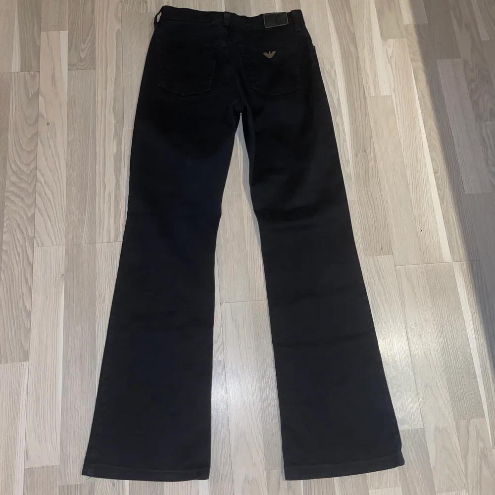 Svarta jeans från Armani med utsvängda ben i storlek s (34/36)😍😍. Jeans & Byxor.