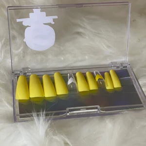 Customized press on nails - Press On nails available in different colors Reusable, long lasting Comes with prep kit (mini file, mail tabs, cuticles, pusher and alcohol pads.