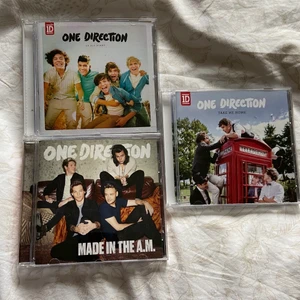 One Direction skivor - Säljer mina tre 1D skivor då jag aldrig använder det längre o tänker att nån annan kanske är intresserad. Frakt ingår inte. Säljer alla för 99kr st då det är knappt använda och mycket efterfrågade. MITAM ÄR SÅLD