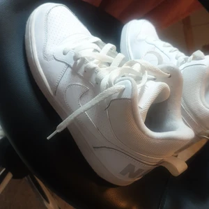 Nya nike skor 150 kr - Helt nya nike skor vita storlek 38 ja har på mig 37 får plats även pris kan diskuteras 