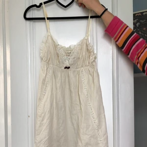 Odd Molly linne - Supergulligt linne från odd Molly i storlek 3, motsvarar S/M. Krämvit med fina spetsdetaljer och odd Molly märke på ryggen. 