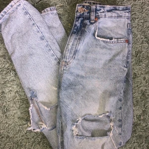 Zara jeans - Fina jeans från zara kommer inte till användning. Säljer dom billigt för vill bli av med dom dom är i Storlek 34. Skriv till mig för bilder eller frågor💓 STÅR INTE FÖR POSTENS SLARV ‼️