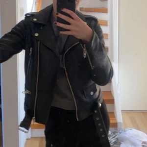 Skinnjacka från Zara - En skinnjacka köpt här på plick. Den va ny när jag köpte den så i väldigt gott skick!❤️
