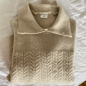 stickad tröja - såå fin stickad tröja ( tjockt stickad ) aldrig använd, endast testad! 70k+ frakt ( i strl L men passar mig som vanligtvis är en xs