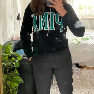 Svart Pink Hoodie - Svart Croppad Hoodie från Pink. Säljer för att den inte kommer till användning längre🤍🤍 (pris kan diskuteras)