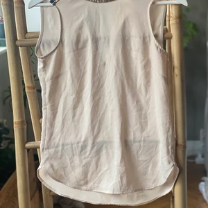 Topp H&M  - Snygg topp från H&M i storlek 34