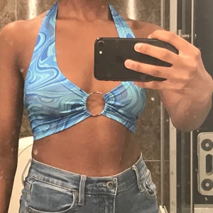 Topp - En super fin topp som passar väldigt bra på sommaren. Den sitter väldigt bra och har ett mjukt material. Om du har storlek A eller B cupa på din bh så kommer den sitta som en smäck. Har aldrig använt tröjan eftersom att den är lite för stor för mig. Retur stöds ej och köparen står för frakten.