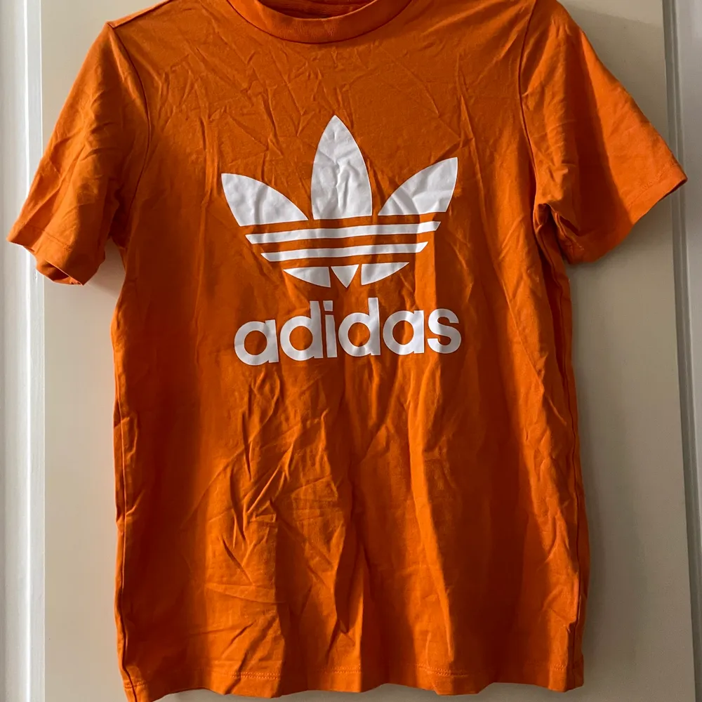 Jätte fin tröja från adidas, använd 1 gång, men kommer inte till användning och tar bara plats i garderoben 🧡. T-shirts.