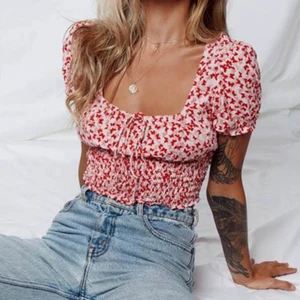 Motel topp - Söt topp från motel i strl S, snöret har gått ur ena hålet vid bröstet där, men kan säkert få in det igen, men jag knyter den bara som det är!