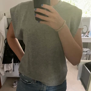 Väst - En grå väst från zara. Varm och skön inför hösten🤍