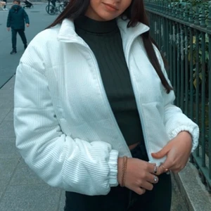 En vit jacka  - En vit kort jacka , Som är helt ny. Priset kan diskuteras 