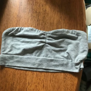 En grå topp utan band🤍 - Jätte fin topp som är lite för liten för mig som bara ligger i garderoben🤍🤍 jätte fint skick🤍✨