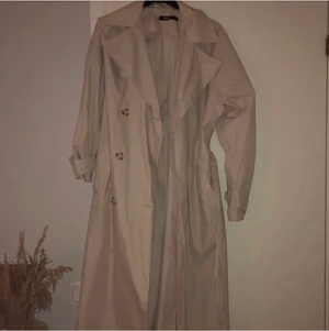 Trenchcoat  - Corinne trenchcoat från Gina tricot i storlek 36. Nypris 799kr! Endast använd fåtal gånger och sitter lite längre på mig än modellen på bilden. Är 163💕 frakt tillkommer! 