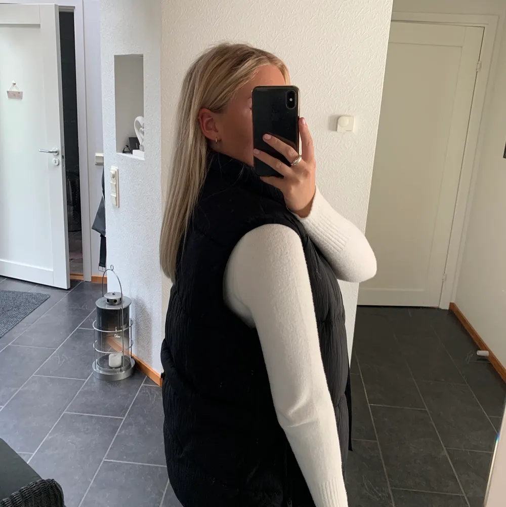 Snygg oversized dunväst från zara🥰Köparen står för frakten❤️. Jackor.