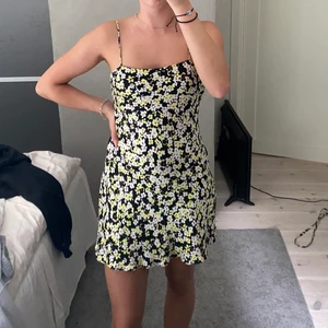 Blommig klänning - Blommig klänning från & Other Stories, stl 34, passar även 36, möjligen 38. Köparen står för frakt, men kan också mötas upp i Göteborg. Skriv för fler bilder eller frågor!💘 