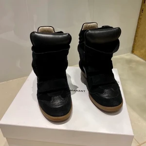 Isabel Marant ”bekett” sneakers  - Säljer mina svarta Isabel Marant skor i storlek 37. Andvända ett fåtal gånger och i gott skick. Dustbag ingår men har slängt kartongen. Pris 1500kr inklusive frakt. Säljer de för att de inte används.