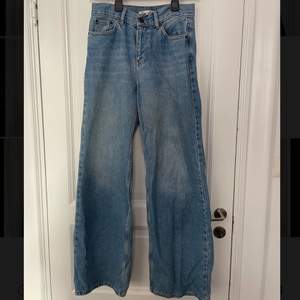 Blåa jeans. Storlek 26, motsvarande S/36. Tightare i låren, lösare nedtill. Högmidjade. Frakt: 92 kr 