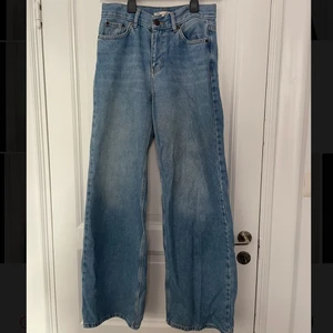 Blåa jeans från junkyard - Blåa jeans. Storlek 26, motsvarande S/36. Tightare i låren, lösare nedtill. Högmidjade. Frakt: 92 kr 