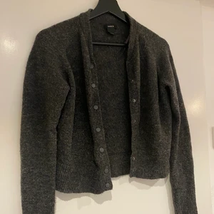 Stickad Ull kofta  - Jätte söt stickad ull kofta från Lindex. Perfekt inför hösten/ vintern. Stl xs. Nypris 350kr. Knappt använd förutom att den översta knappen har lossnat, inget man märker av om man inte vill knäppa hela vägen upp. Skickar spårbart med postnord. Budgivning vid många intresserade🥰