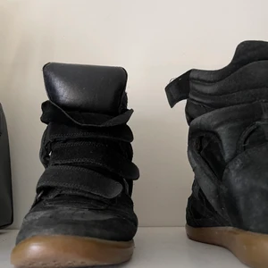 Isabel marant skor - Hej säljer mina isabel marant skor som är köpta här på plick, därav har jag inget kvitto men förra köparen sa att dem var äkta, men därav är det ett relativt lågt pris. Dem är i använt skick men fortfarande fina, jag har bara använt dem 2-3 gånger så dem har mest stått det senaste halvåret, as snygga verkligen och börjat bli trendiga igen! Pga att jag knappt använder dem så tycker jag att dem förtjänar en ny ägare 💕💖💖 skriv privat för fler bilder, bud: 600kr ❤️ köp direkt för 650kr