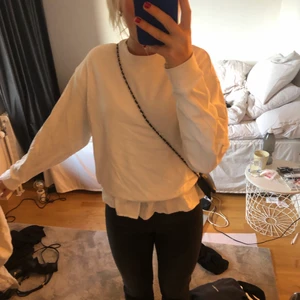 Vit sweatshirt - Fin vit sweatshirt ifrån weekday i storlek XS! Superfint skick, frakten ingår ej