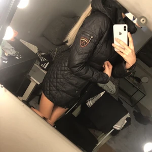 Rock n blue jacka  - Mellan modell som går precis ovanför rumpan. Märken på användning finns på bild 3 däravt lågt pris. Strl 34 Man får med en vit avtagbar päls. 