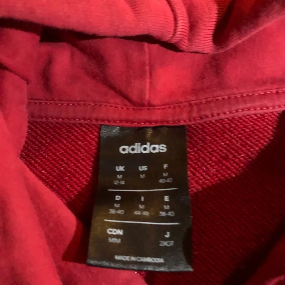 Röd Adidas set byxor och tröja, tröjan har en liten fläck på sig, storlek M på båda. Kan mötas i Örebro och Eskilstuna . Tröjor & Koftor.