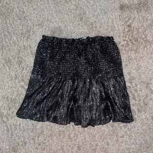 Glitterkjol - Säljer denna asballa glitterkjol från zara som inte går att köpa längre! Skriv privat vid frågor 🖤 köpare står för frakt 🤝 bud är bindande!!!
