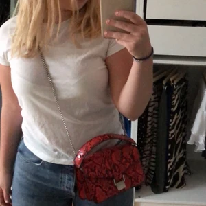röd as ball väska❤️❤️ - Skit snygg och unik röd väska. Köpt för 229 från zara❤️