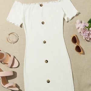 Jättesöt offshoulder klänning med knapp - Helt ny klänning från shein i storlek xs , säljer pga jag inte gillar längden på den , inga fläckar eller hål jättebra material kom dm för fler bilder