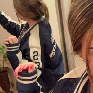 Collegejacka  - Säljer min blåa collegejacka använd 1/2 gånger,säljer på grund av att jag köpte den i fel storlek