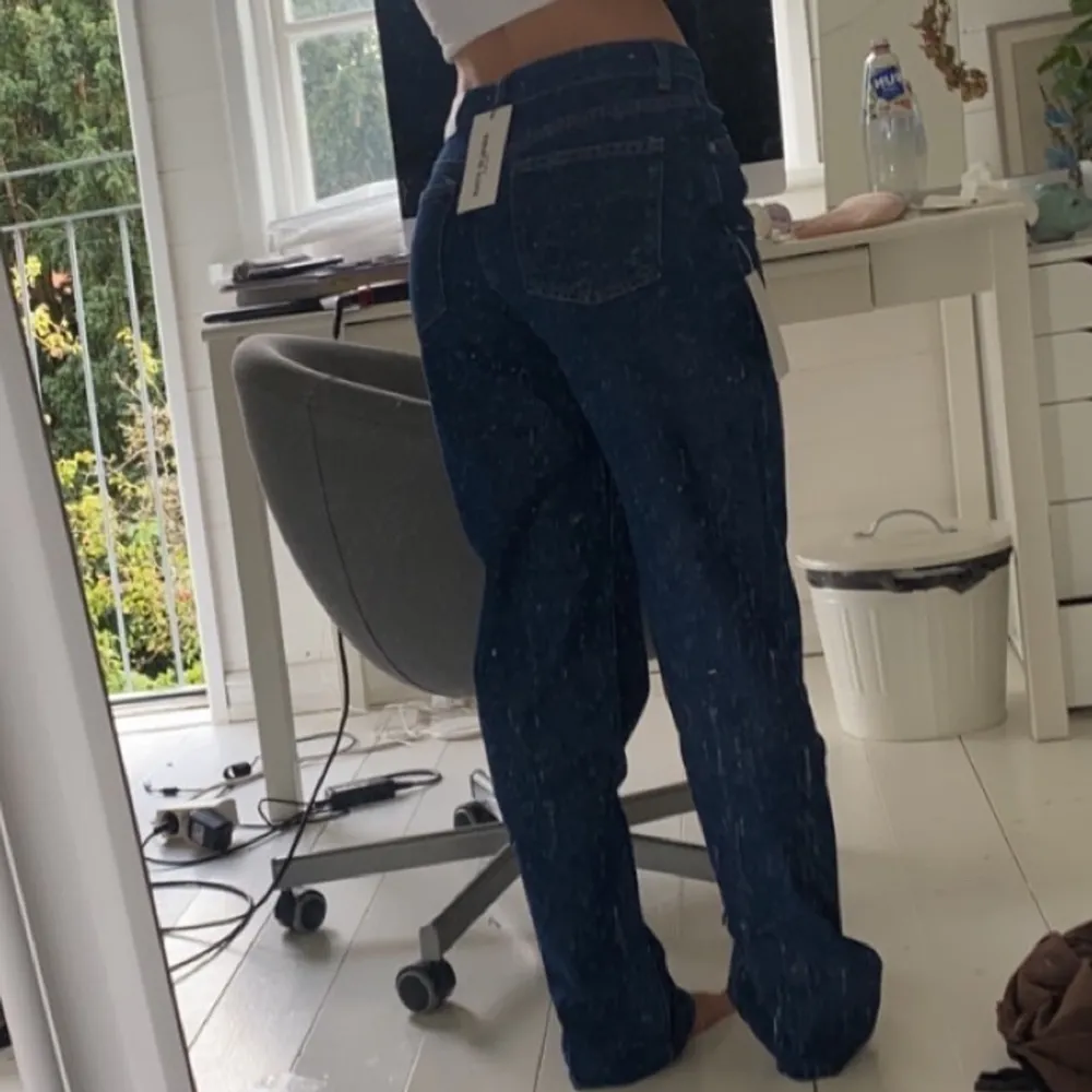 Mörkblåa ”midrise” jeans från Amalie Stars slutsålda kollektion med NA-KD. Byxorna sitter lågt och är superbekväma. De är helt orörda och ouppackade då jag beställde hem två storlekar. Högsta bud: 500 + frakt!. Jeans & Byxor.