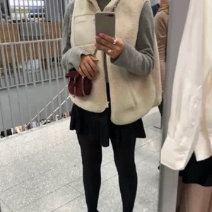 Beige teddyväst - Så fin men kommer inte till användning då jag har två, använd ca 5 gånger. Köpt för 450kr i vintras. Strl xs ( lånade bilder)