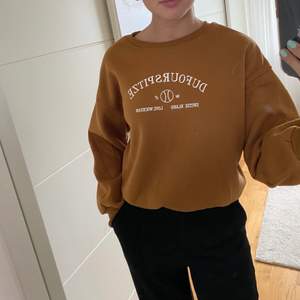 Brun sweatshirt med text. storlek S🤎