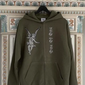 One Of One zipup hoodie - INTRESSEKOLL!! Säljer min extremt fina One Of One zipup hoodie i grön. Den är storlek S men passar även M om man inte vill ha den oversized💕 Bud är bindande och säljer endast hoodien vid bra pris. Alla stenar är kvar och hoodien är i nytt skick!💕BUDET JUST NU: 1600