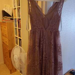 Vacker spetsklänning använd endast en gång säljes. I färgen dusty rose, passar såväl till vardag som fest. Klänningen är köpt på nelly.com och är av märket 
