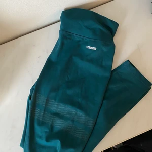 Stronger tights - Stronger tights strl M, använd enstaka gånger och därmed i nyskick. Dessa säljs inte längre. Så fin grön färg. 