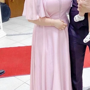 Festklänning storlek 42/44 - En ny klänning som köptes juli 2021 har använt den bara en gång, är i väldigt bra skick. Tar emot endast swish