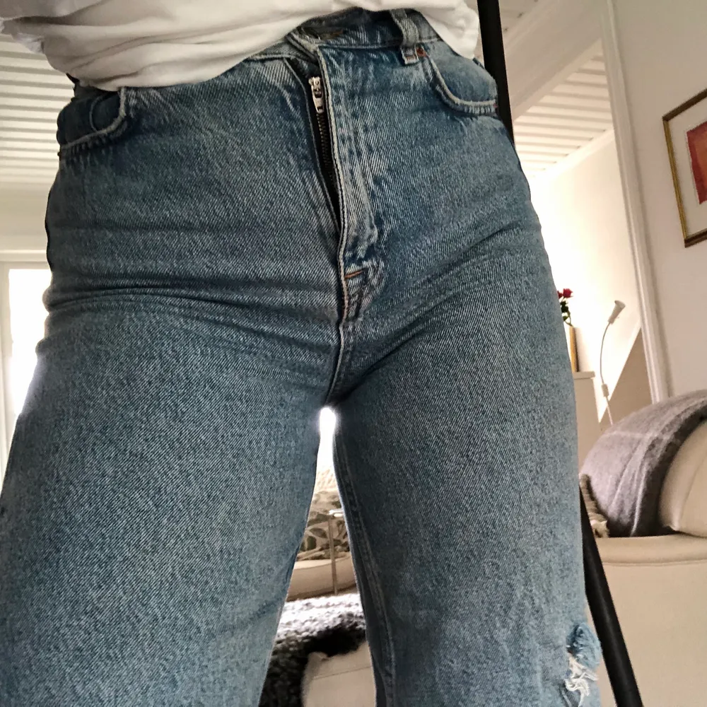 Skit coola jeans men hål på knäna! Storlek 38. Perfekt längd för mig som är 178 cm lång. Köparen står för frakten. . Jeans & Byxor.