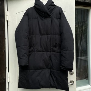 Svart Pufferjacka kappa Monki Medium - Varm Pufferjacka från Monki i fint skick med dubbelknäppning, normal storlek medium, oversized i modellen 