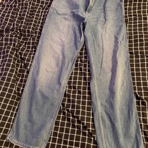 CARHARTT WIP BAGGY JEANS W34 L34 - Säljer mina Carhartt WIP baggy jeans som är i bra skick. Storleken är 34 x 34 och har en allmän skön ”baggy” stil på dem.