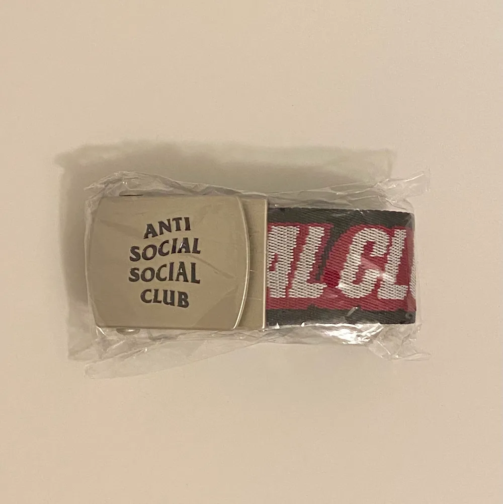 Anti social social club bälte som är helt oanvänt i original förpackning. Köparen står för frakt, skriv vid intresse.. Accessoarer.