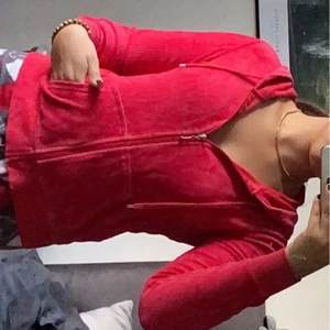 Röd velourkofta - så skön och fin