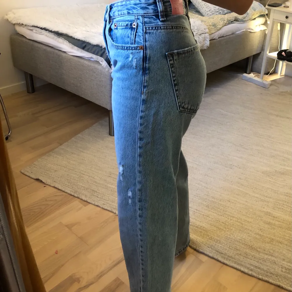Säljer dessa sjukt fina blå jeans. Aldrig använda och därför i nyskick!. Jeans & Byxor.